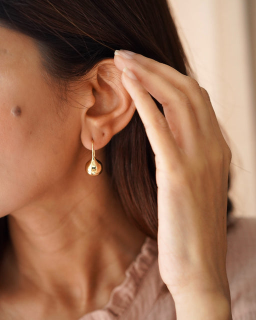 Model wearing Iris Droplet Earrings – sculptural gold teardrop earrings for everyday minimalist style