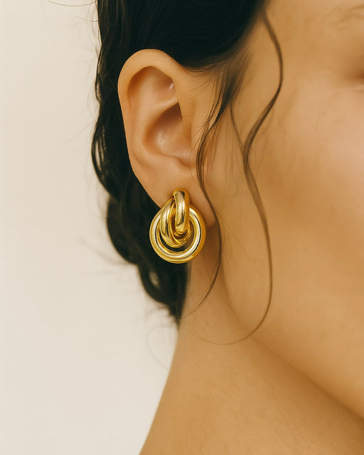 Minimalist statement gold earring – soft organic curves